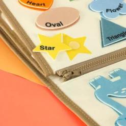 Montessori aktivitetsbok i väskformat för barn