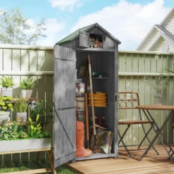 Outsunny trädgårdsskjul för utomhusbruk, redskapsskjul i trä, 3 hyllor, 2 dörrar med spärrar, sluttande bitumentak, utomhusförvaring, 77 x 54 x 179 cm, behandlad gran, grå