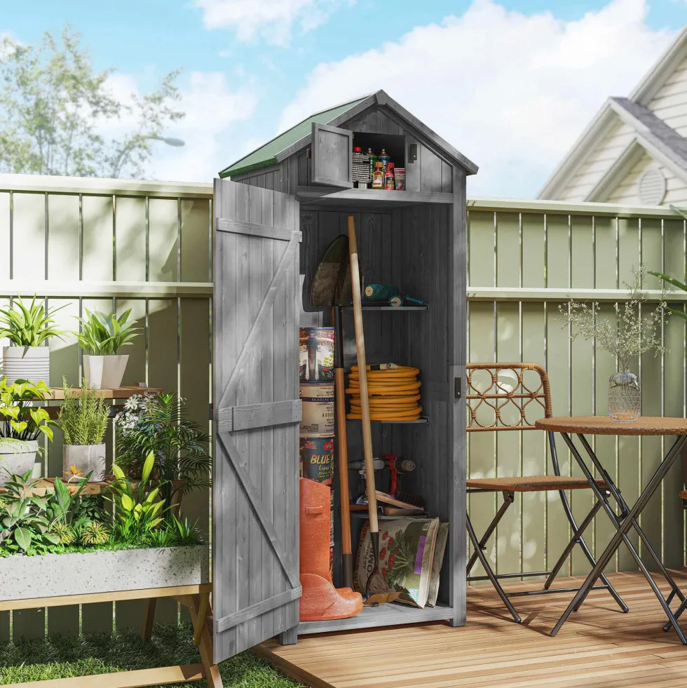 Outsunny trädgårdsskjul för utomhusbruk, redskapsskjul i trä, 3 hyllor, 2 dörrar med spärrar, sluttande bitumentak, utomhusförvaring, 77 x 54 x 179 cm, behandlad gran, grå