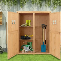 Outsunny trädgårdsskjul i trä, trädgårdsskåp, mått: 127,5L x 50B x ​​164H cm, 2 hyllor, 2 dörrar, 2 fönster, vattentätt bitumentak, massivt, föroljat granträ, naturträ