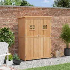 Outsunny trädgårdsskjul i trä, trädgårdsskåp, mått: 127,5L x 50B x 164H cm, 2 hyllor, 2 dörrar, 2 fönster, vattentätt bitumentak, massivt, föroljat granträ, naturträ