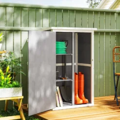 Outsunny trädgårdsskjul/redskapsskjul, oljat granträ, sluttande bitumentak - Stor låsbar dörr med spärr - 2 hyllor - Mått: 75L x 56B x 115H cm