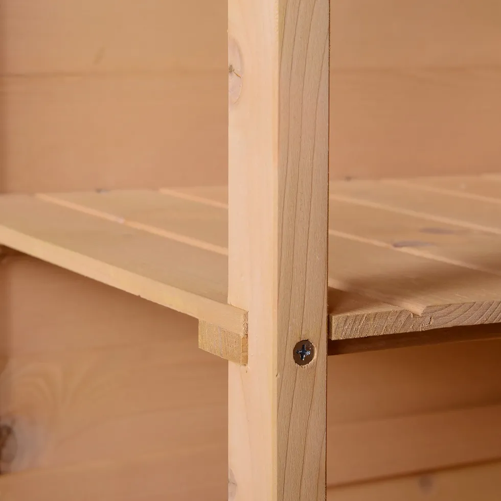 Outsunny trädgårdsskjul/redskapsskjul, oljat granträ, sluttande bitumentak - Stor låsbar dörr med spärr - 2 hyllor - Mått: 75L x 56B x 115H cm