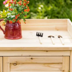 Outsunny trädgårdsskjul/verktygsskåp med dubbeldörrar och innerhylla, massivt, föroljat granträ, mått: 83L x 40B x 92H cm, naturfärgad