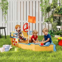 Outsunny träsandlåda för barn, Galleon-design, med 2 steg, bänk med förvaring, flagga och hjul, trädgårdssandlåda för barn 3+ år, 158x78x45,5 cm, naturfärgad