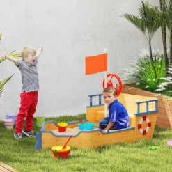 Outsunny träsandlåda för barn, Galleon-design, med 2 steg, bänk med förvaring, flagga och hjul, trädgårdssandlåda för barn 3+ år, 158x78x45,5 cm, naturfärgad