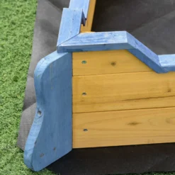 Outsunny träsandlåda för barn, Galleon-design, med 2 steg, bänk med förvaring, flagga och hjul, trädgårdssandlåda för barn 3+ år, 158x78x45,5 cm, naturfärgad