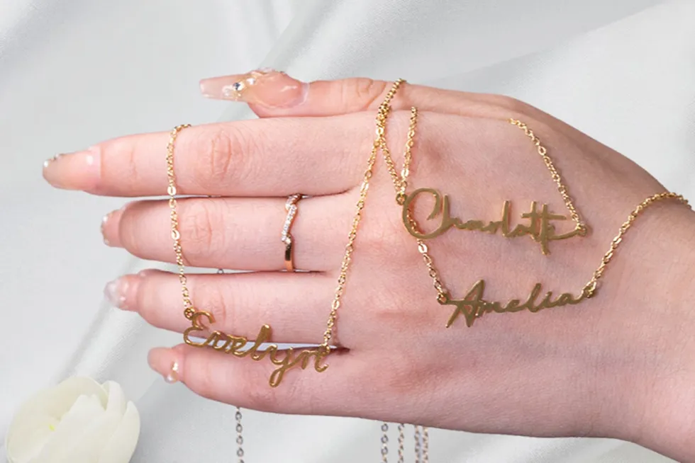Presentkort på 400 kr - Designa ditt eget halsband med valfritt namn