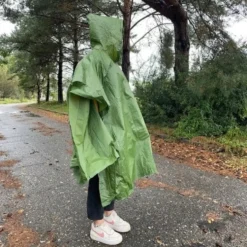 Regnponcho PVC grön 127x100 cm unisex med knappar
