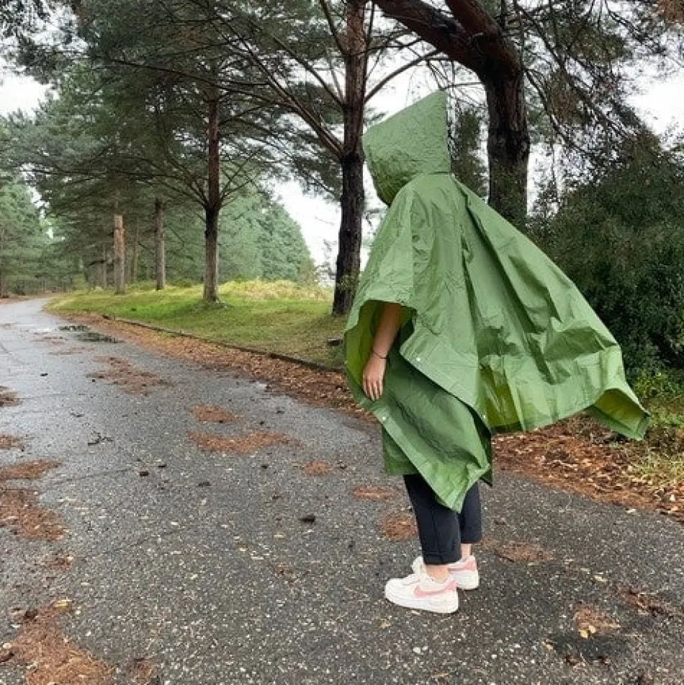 Regnponcho PVC grön 127x100 cm unisex med knappar