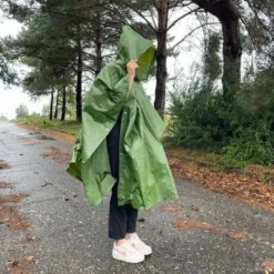 Regnponcho PVC grön 127x100 cm unisex med knappar