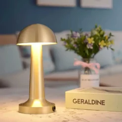 Retro Uppladdningsbar Bordslampa av Metall Dimmer Guld