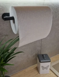 Självhäftande hållare för hushållspapper