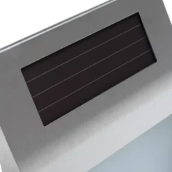 Solcellsdriven husnummerskylt med LED-belysning