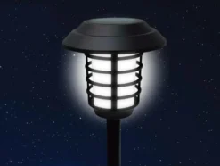 Solcellsdriven trädgårdslampa med RGB och fjärrkontroll