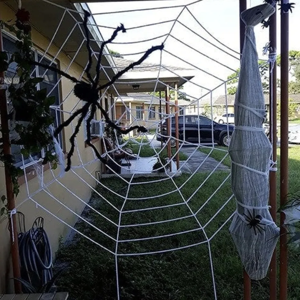 Stor konstgjord spindel 90 cm spännvidd svart Halloween-dekoration