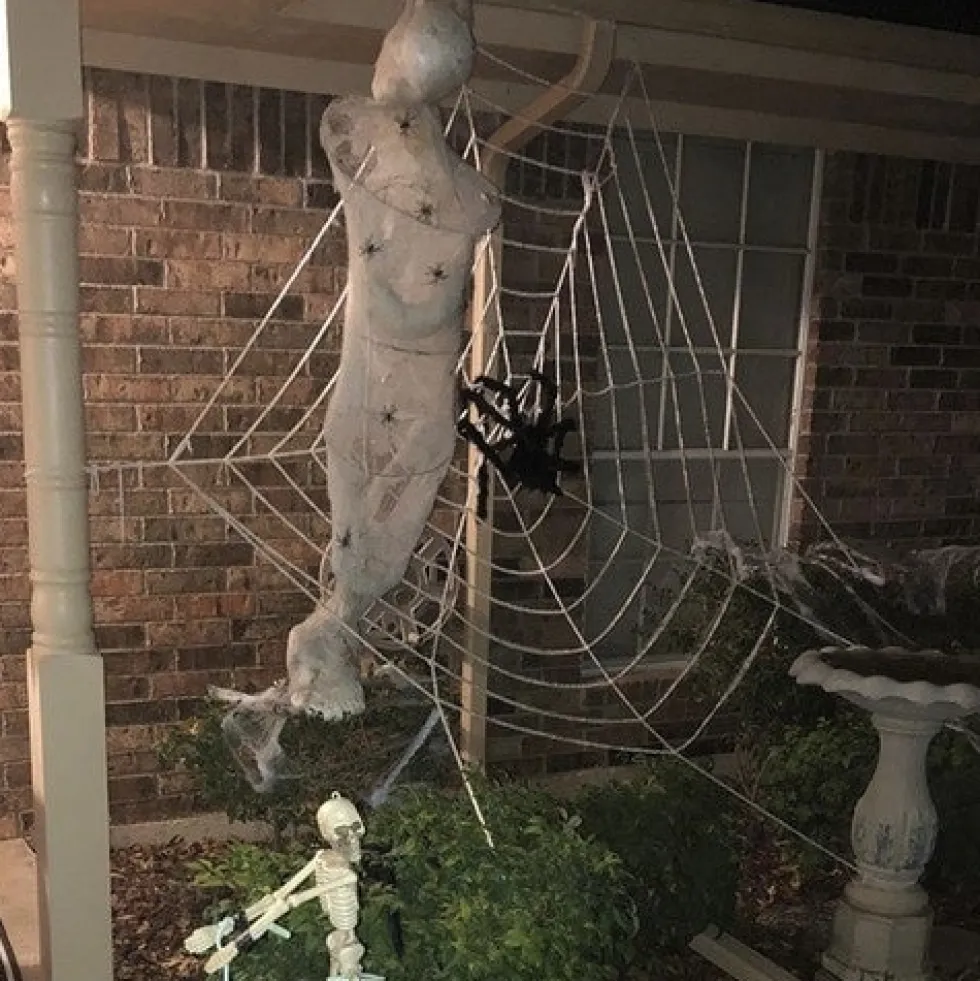 Stor konstgjord spindel 90 cm spännvidd svart Halloween-dekoration