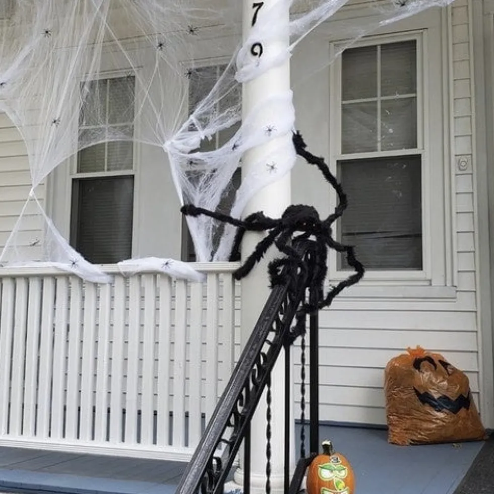 Stor konstgjord spindel 90 cm spännvidd svart Halloween-dekoration