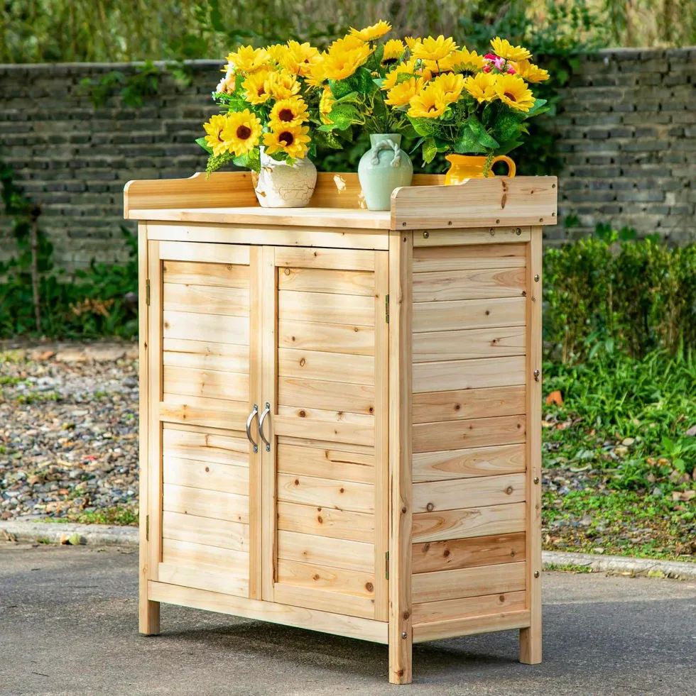 Trädgårdsskåp i trä, utomhusskåp med 2 dörrar, hyllplan, upphöjda ben för terrass, uteplats, 83x40x92 cm, naturfärgad