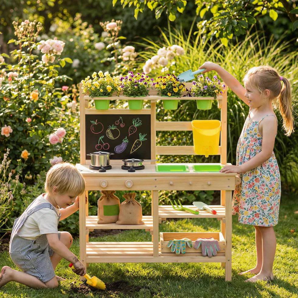 Träleksakskök för utomhusbruk med blomkrukor, handfat, kran och redskap i rostfritt stål