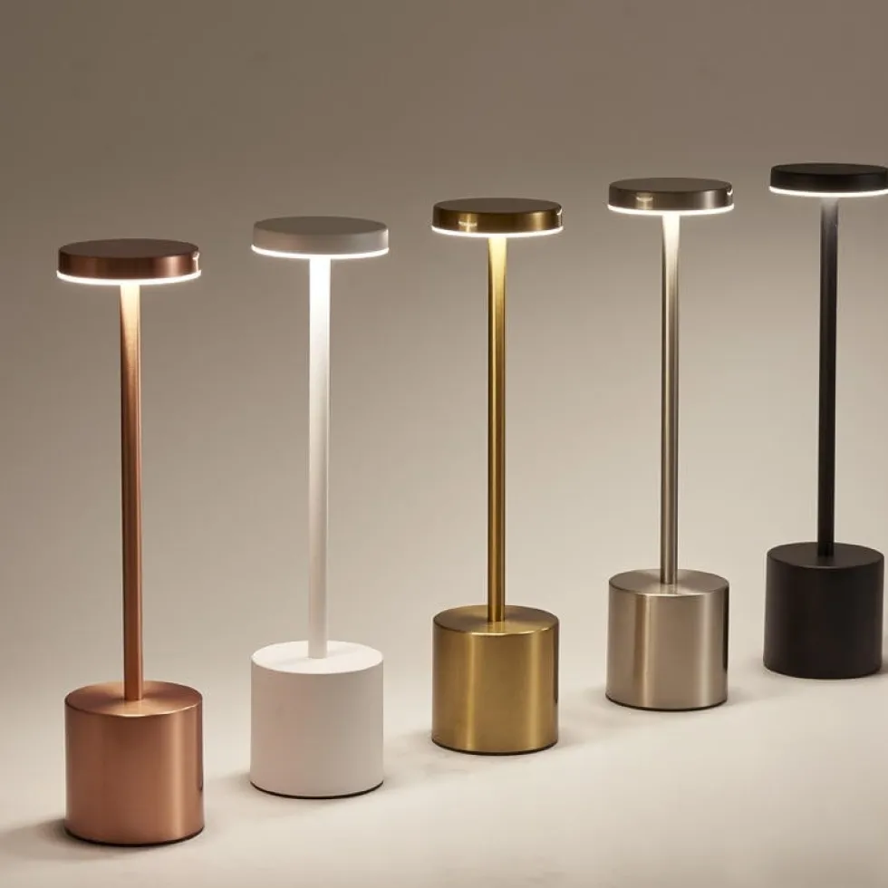 Uppladdningsbar LED Bordslampa i Metall Guld
