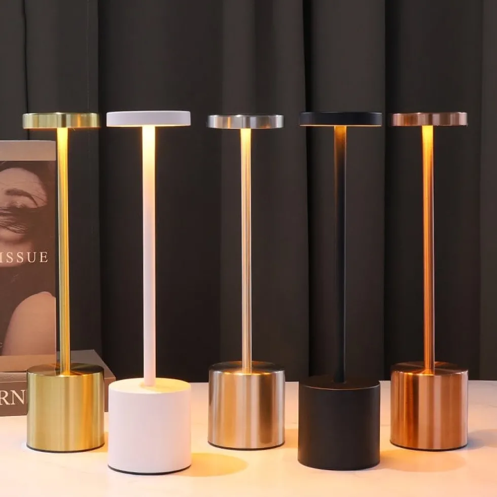 Uppladdningsbar LED Bordslampa i Metall Guld