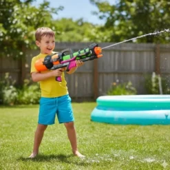 Vattenpistol 60 cm 1,25 l tank 6 m räckvidd med axelband