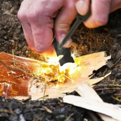 Överlevnadskit / 19 delars set med kniv, kompass, tändstål och väska