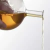 Whiskeykaraff med glas och whiskystenar