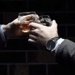 Whiskeykaraff med glas och whiskystenar