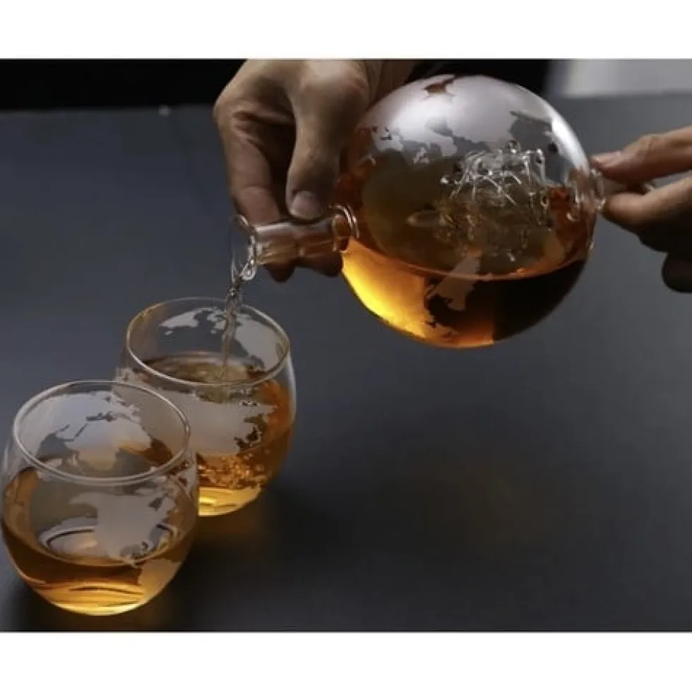 Whiskeykaraff med glas och whiskystenar