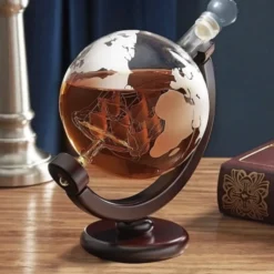 Whiskeykaraff med glas och whiskystenar