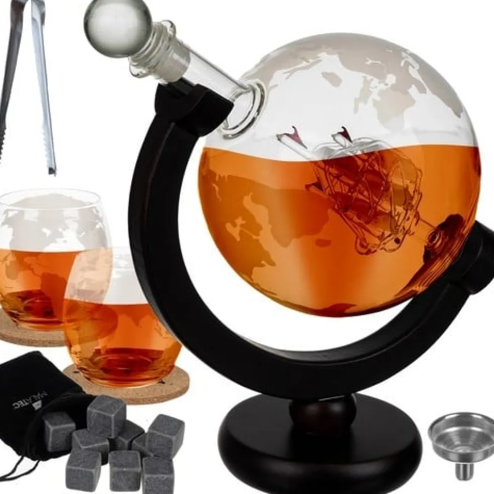 Whiskeykaraff med glas och whiskystenar