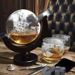Whiskeykaraff med glas och whiskystenar
